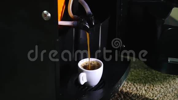 咖啡从咖啡机里倒在杯子的边缘视频的预览图