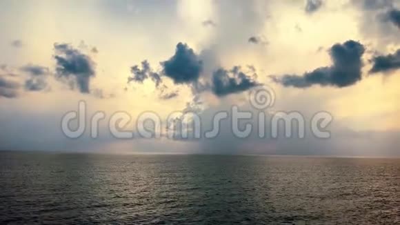 生动的海洋地平线天际线紫罗兰色的蓝天视频的预览图
