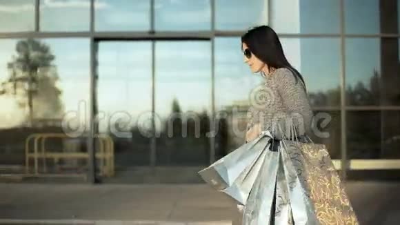 一位年轻女子在商场对面散步视频的预览图