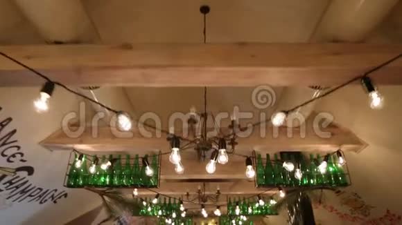 广泛建立的圣诞婚宴大厅内部装饰和餐桌设置在餐厅冬季视频的预览图