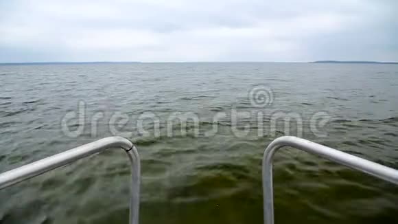 摩托艇前面的光滑湖面景色视频的预览图