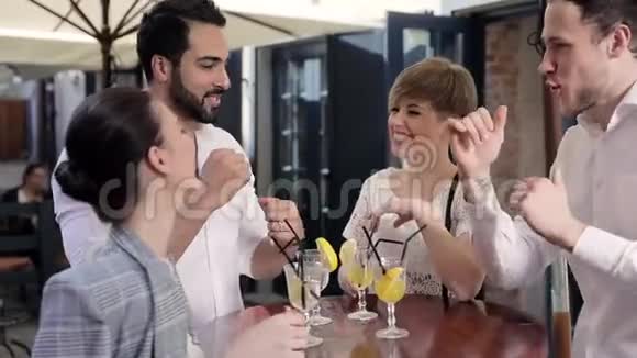 快乐的男人和女人喝鸡尾酒在户外玩得开心视频的预览图