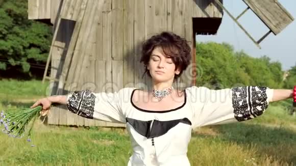 这位乌克兰女孩举起双手到她的头上在村子里享受休闲视频的预览图