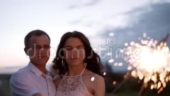 一对恩爱夫妻在露天焚烧孟加拉灯视频的预览图