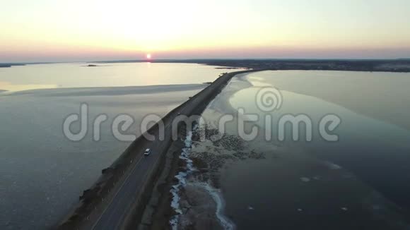 4K编译视频早春日落时飞越冰湖鸟瞰视频的预览图
