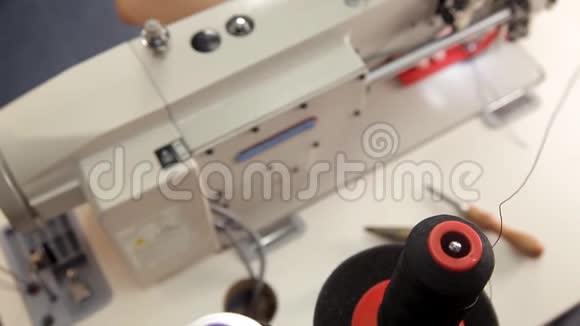 缝纫机在生产车间工作视频的预览图