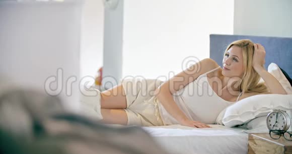 男人把意大利早餐带给躺在床上吃饭的女人恋爱中的情侣在卧室里醒来高加索人视频的预览图