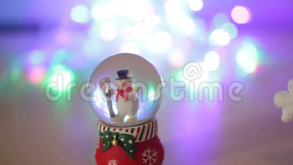 银色背景上的雪人玩具圣诞节和新年装饰将在这里发短信视频的预览图