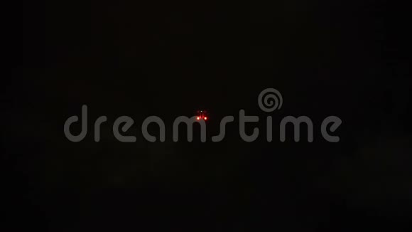 夜晚用不同颜色的无人机发光视频的预览图