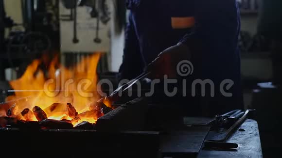 铁匠从火里取出热铁视频的预览图