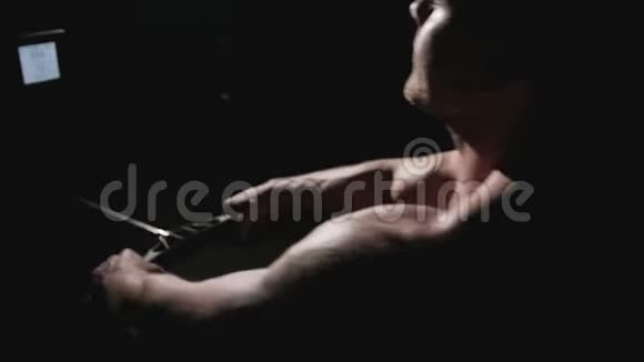 背部和股四头肌的健美运动视频的预览图