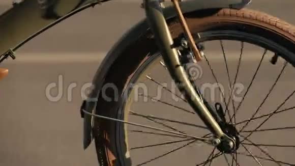 骑自行车的车轮关闭女子自行车城女子骑自行车视频的预览图