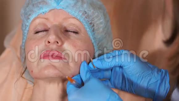 医生给一名中年妇女注射了隆胸手术视频的预览图