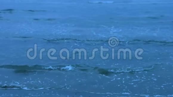 寒海浪溅令人敬畏的深蓝水悲伤的回忆视频的预览图