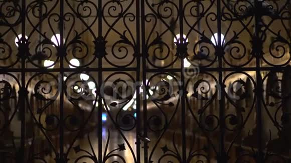 布厅背后有一个锁着铁门的夜晚背景视频的预览图