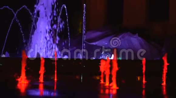 夜晚的城市灯光和发光的喷泉视频的预览图