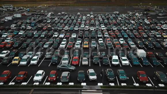 大量汽车停在商场附近的鸟瞰图视频的预览图