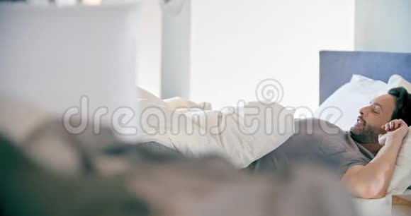 金发女人和男人开玩笑和枕头打架恋爱中的情侣在卧室里醒来高加索女朋友视频的预览图