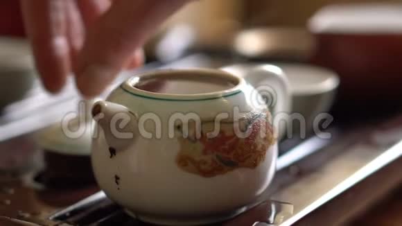 在中国传统茶道中人用茶壶冲泡普洱茶一套茶饮设备视频的预览图