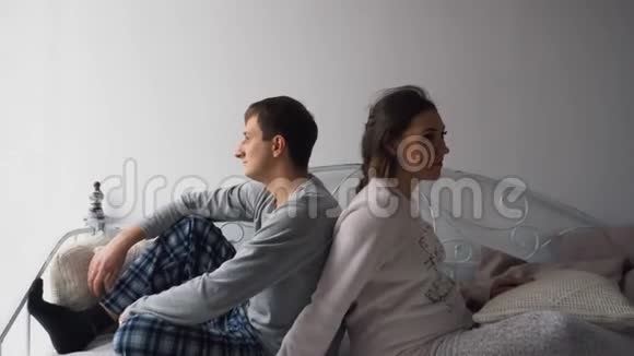 穿着睡衣的年轻人和孕妇视频的预览图