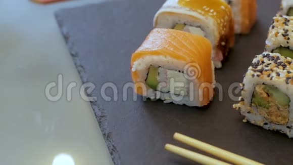 寿司摆在桌子上视频的预览图