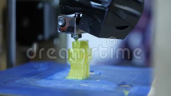关闭视图在三维打印机上打印三维塑料图形视频的预览图