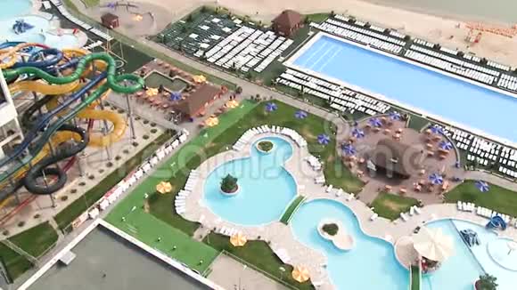 酒店可俯瞰游泳池和大海场景在豪华酒店和度假胜地可看到带海和海滩的游泳池视频的预览图