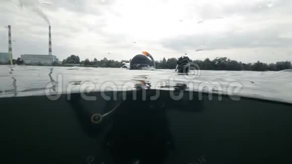 潜水者淹没在河水中背景吸烟烟囱化工厂视频的预览图