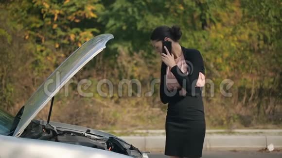 汽车坏了的女人打电话来视频的预览图