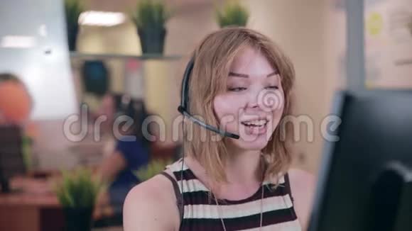 一个办公室里电话中心里一个古怪的女人用耳机说话视频的预览图