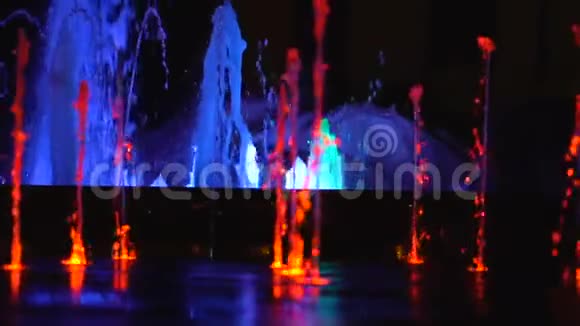市中心的现代发光喷泉视频的预览图