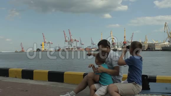 父亲和他的儿子坐在海港视频的预览图