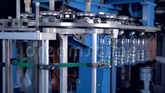 在工厂运输PET瓶的工业机械视频的预览图