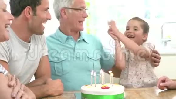 多代家庭庆祝祖父生日视频的预览图