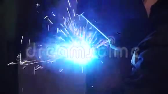 在工厂焊接钢结构的工人剪辑人焊接金属视频的预览图