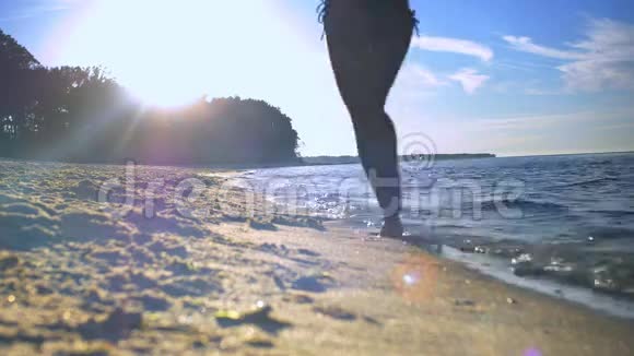 夏日慢跑沿着海岸视频的预览图