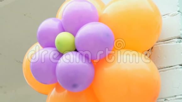 街上五颜六色的气球做成的大花视频的预览图
