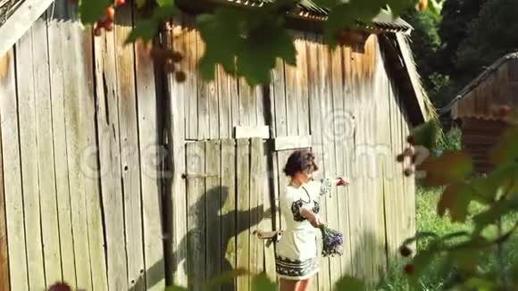 这位乌克兰女孩举起双手到她的头上在村子里享受着悠闲的时光视频的预览图