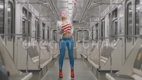 那个有趣的迷人的快乐的金发女孩在地铁的地铁里跳舞女人为成功而高兴视频的预览图