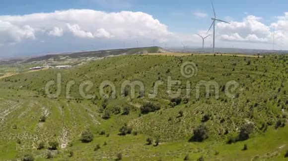 现代风力涡轮机被美丽的大自然包围绿色能源发电视频的预览图