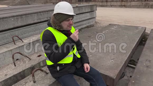 建筑工人抽雪茄烟视频的预览图