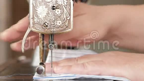 男人手缝旧缝纫机视频的预览图