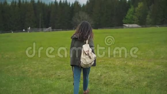 森林附近的女游客视频的预览图