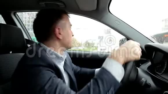 可敬负责的人开车人握着方向盘关门视频的预览图