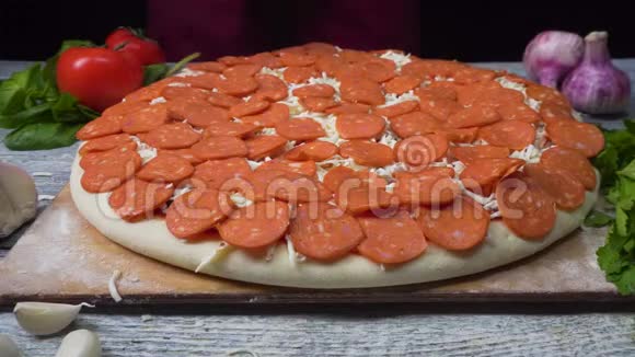 披萨艺术披萨的制作过程框架新鲜的意大利生披萨传统风格的准备手视频的预览图