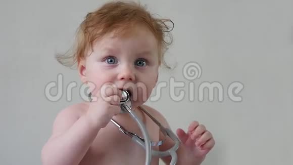 手拿听诊器的可爱宝宝视频的预览图