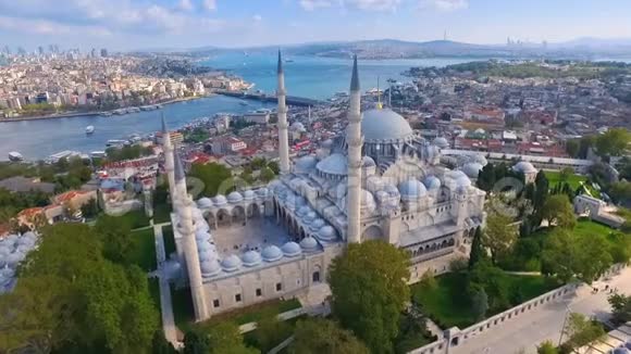 神秘的Suleymaniye清真寺从天空鸟瞰伊斯坦布尔城市黄金之角土耳其视频的预览图