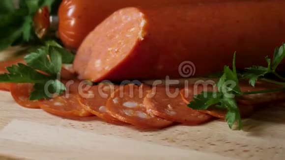 在木切割板上切片意大利香肠框架木切割板上意大利香肠切片的细节视频的预览图