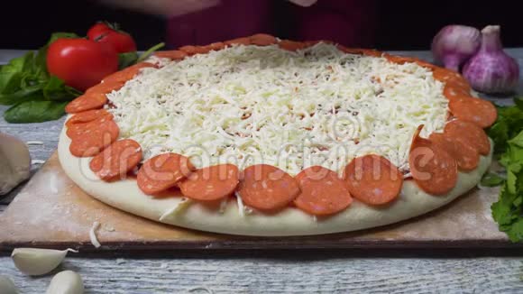 披萨艺术披萨的制作过程框架新鲜的意大利生披萨传统风格的准备手视频的预览图