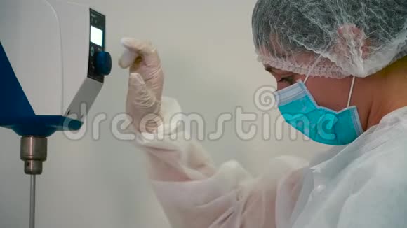 化验员在实验室调整制药设备视频的预览图